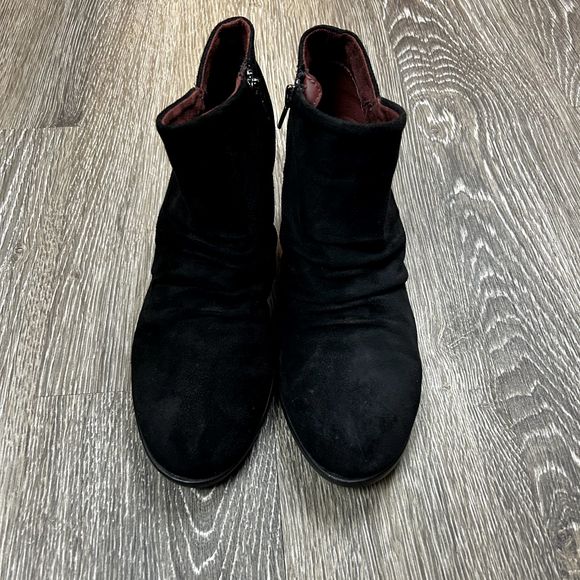 BOC Born Concepts Black Suede Fabric Uppers Ankle Booties Size 8 - Picture 3 of 10